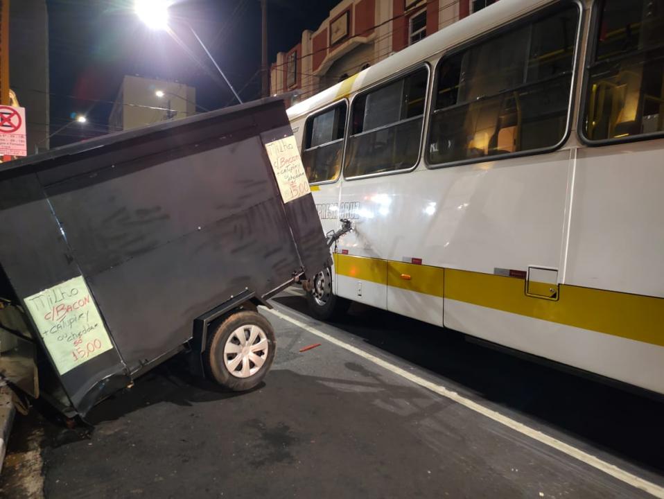 Foto 2 de 4 — Ônibus coletivo bate em carrinho de milho no centro de Araraquara; cinco feridos